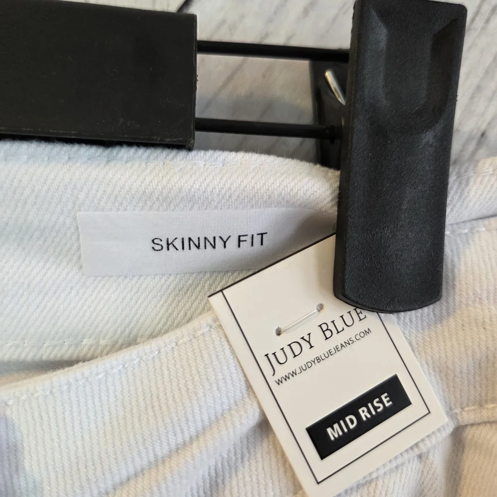 NWT Judy Blue Women's White Cropped Jeans - Picture 3 of 7